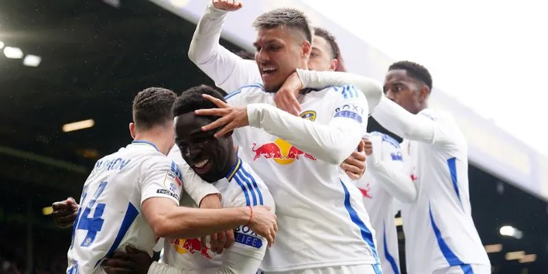 Leedsluoon biết cáchtoar sáng đúng lúc với dàn cầu thủ sắc bén